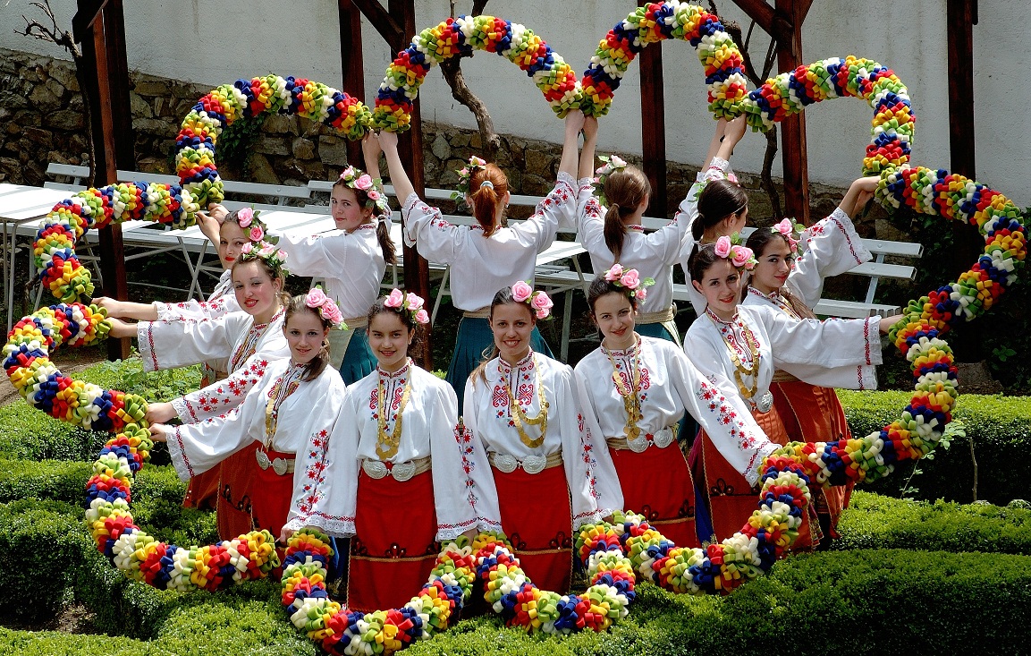 народни танци.jpg